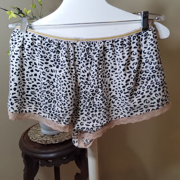 .Victoria's Secret Sleep Shorts Size M Black & White Leopard Print - Picture 3 of 4